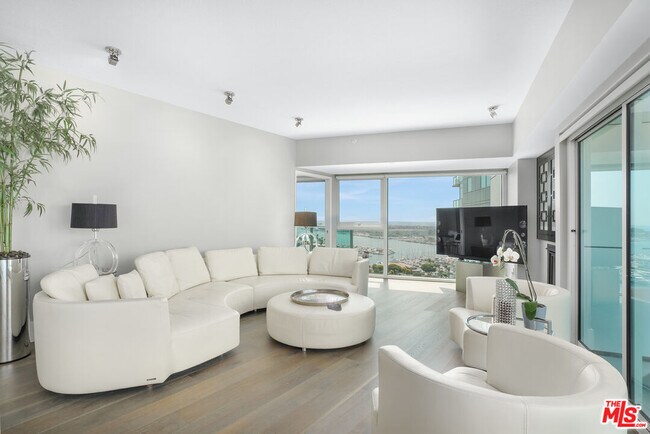 Building Photo - 13600 Marina Pointe Dr