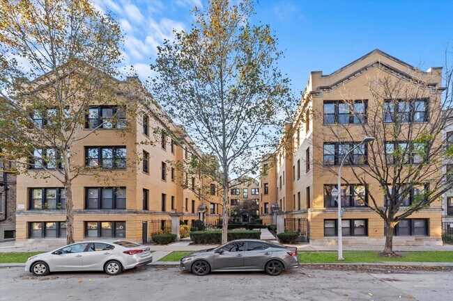 Building Photo - 2418-2428 N Sawyer Ave