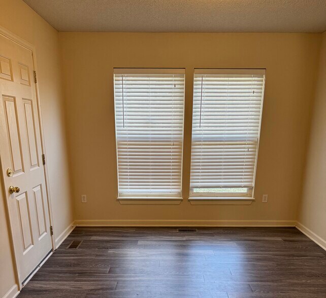 Building Photo - 1160 E 77th Ter