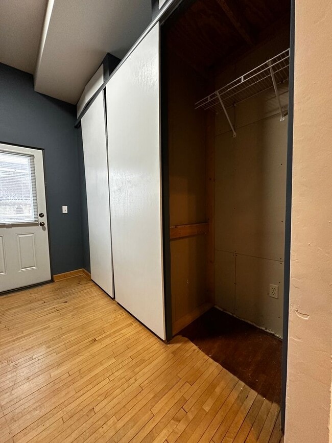 Building Photo - 123 N Broadway