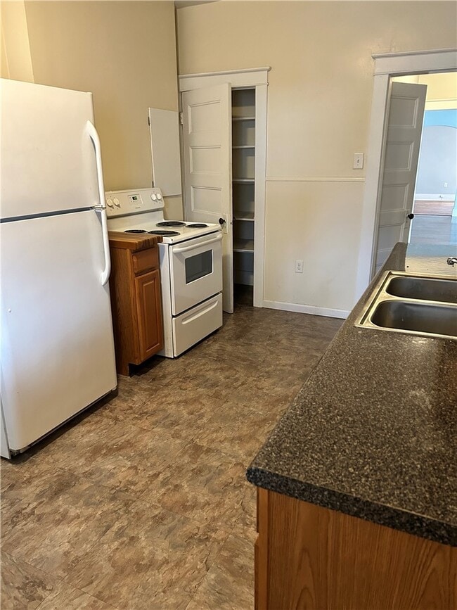 Building Photo - 426 W Clinton St