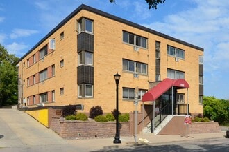 Building Photo - Charming 1-Bedroom Condo Available in Minn...