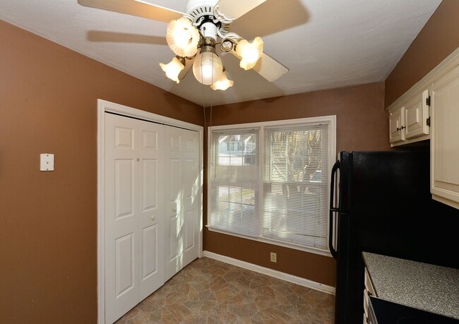 Building Photo - Nice townhouse in Little Neck!