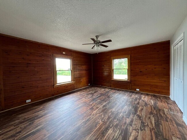 Building Photo - Spacious Log Cabin with Bonus Room. Country Living!