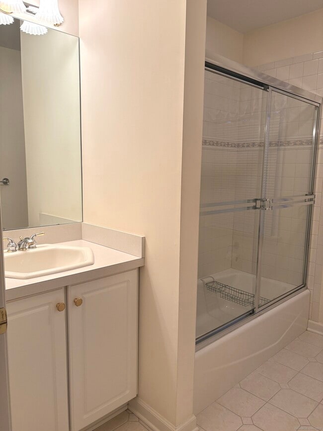 Building Photo - 5 Howes Ct