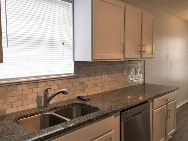 Building Photo - 902 Lauderhill Ln