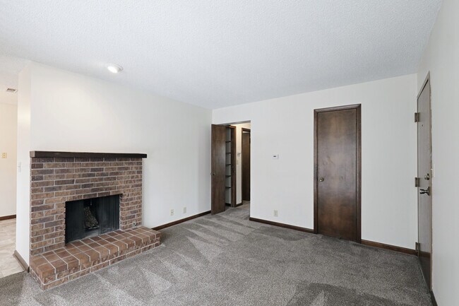 Building Photo - 6011 Queens Dr