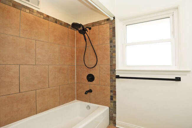 Building Photo - 409 Lexington Dr