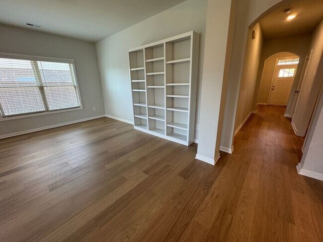 Building Photo - Spacious home with a fence, in PRIME location with a move in special