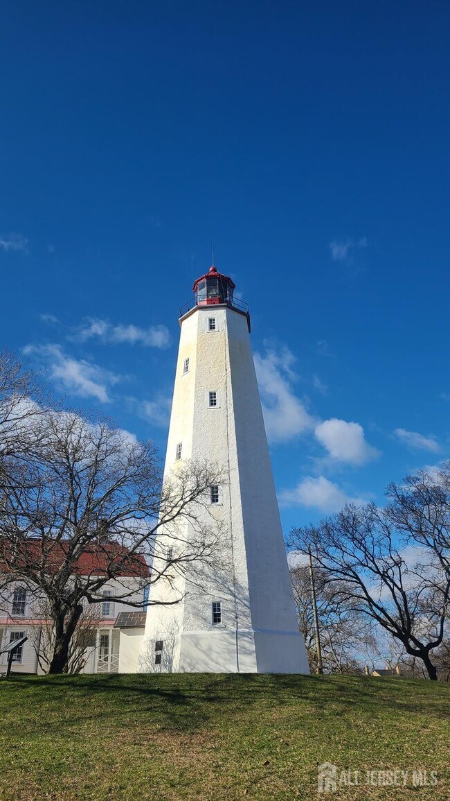 Building Photo - 45 Miller St