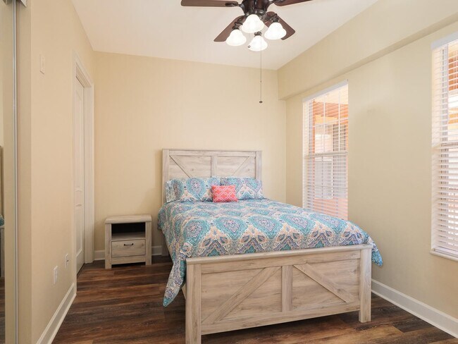 Building Photo - Jackson Square - Remodeled 2 Bedroom, 2 Bathroom Condo