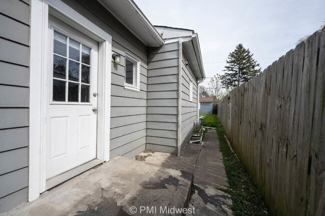 Building Photo - Charming 2 Bed Duplex in Indianapolis with Spacious Layout and Prime Location!