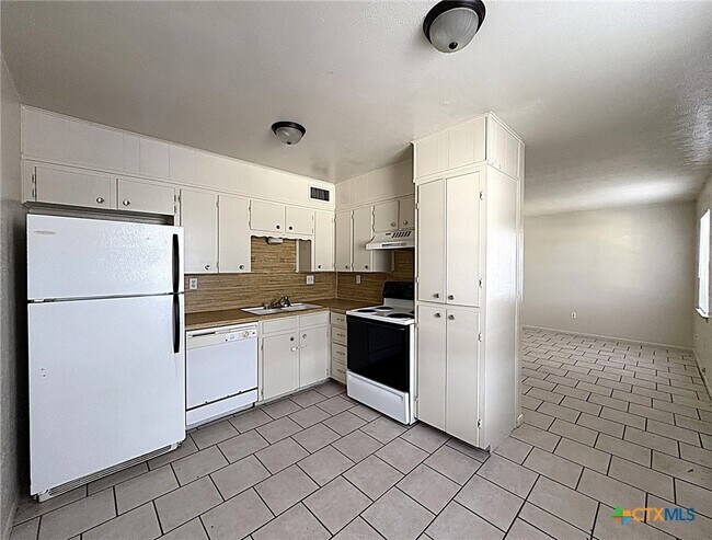 Building Photo - 702 N 1st St