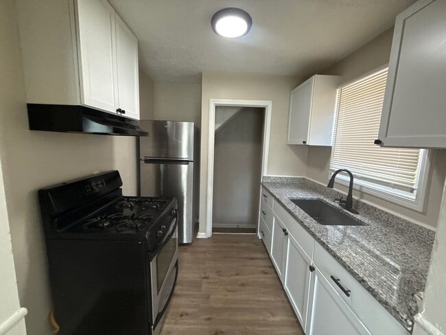 Building Photo - Renovated 3-Bedroom Home – We Welcome Sect...