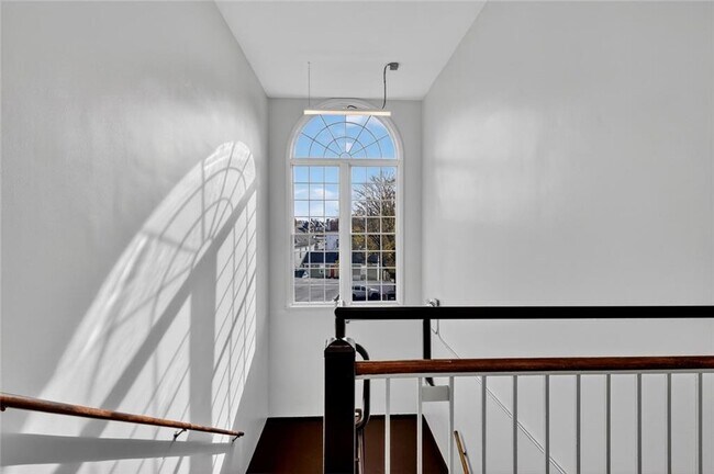 Building Photo - 1624 Lonsdale Ave