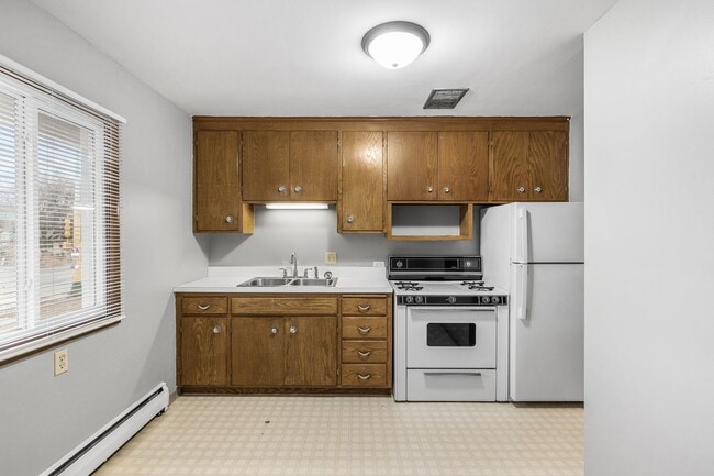 Building Photo - Spacious 2BR/1Bath Available Now!