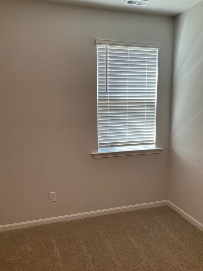 Building Photo - Welcome to this stunning townhouse in Leland, NC!