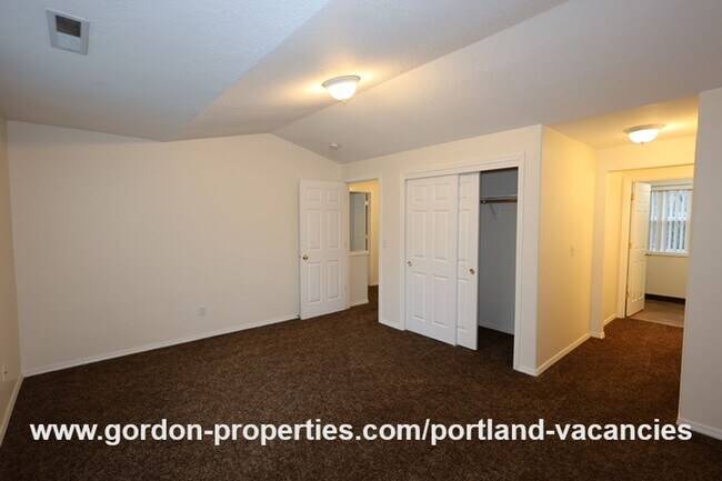 Building Photo - SE 73rd Ave - 3 bedroom townhouse in Mt Scott-Arleta neighborhood