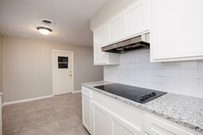 Building Photo - 207 Blanco Dr