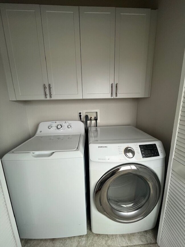 Building Photo - 877 Humbert Ave