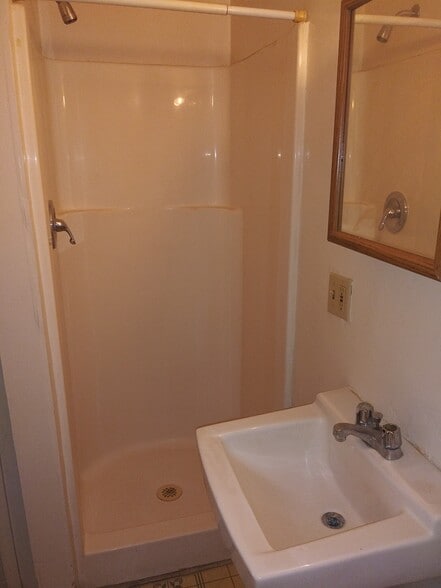 Building Photo - 2232 Ravine St