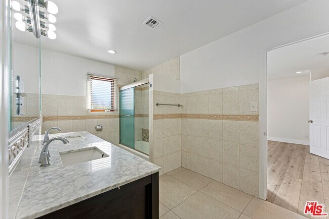 Building Photo - 15123 Greenleaf St