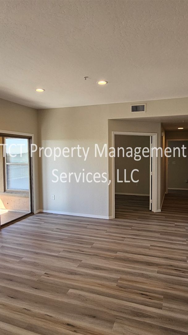 Building Photo - Newly Updated 2 Bedroom + den in Villages at Grayhawk!