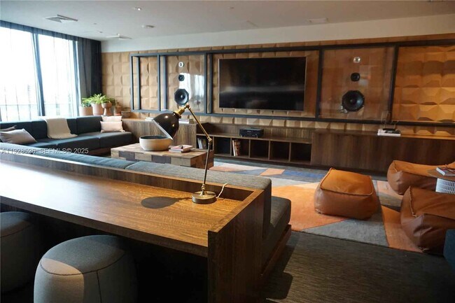 Building Photo - 121 NE 34th St