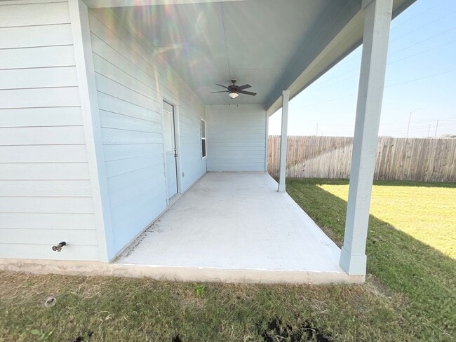 Building Photo - Luxury 3x2 Duplex in Seguin, TX!