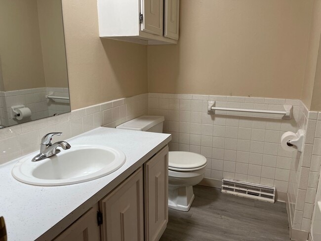 Building Photo - 3 Bedroom with 3 live areas + Office!