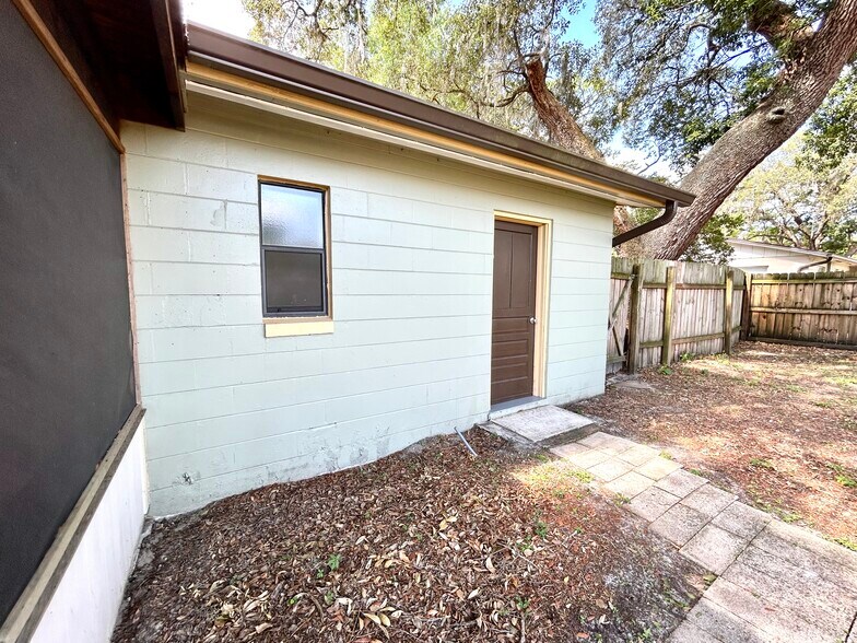 Building Photo - 487 Overstreet Ave