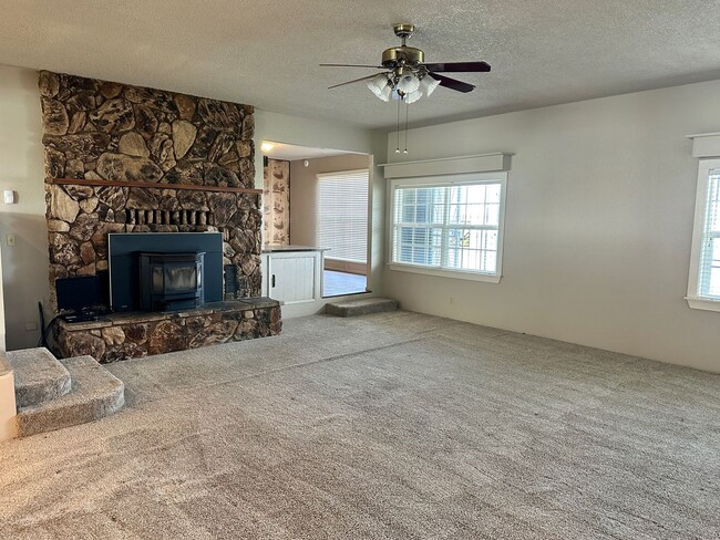 Building Photo - Beautiful Country Home! With Bonus Office/Den Room