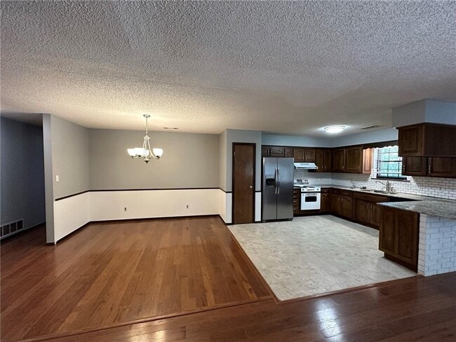 Building Photo - 2147 Loren Cir