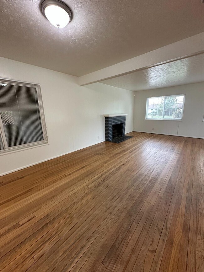 Building Photo - 707 N Villa Ave