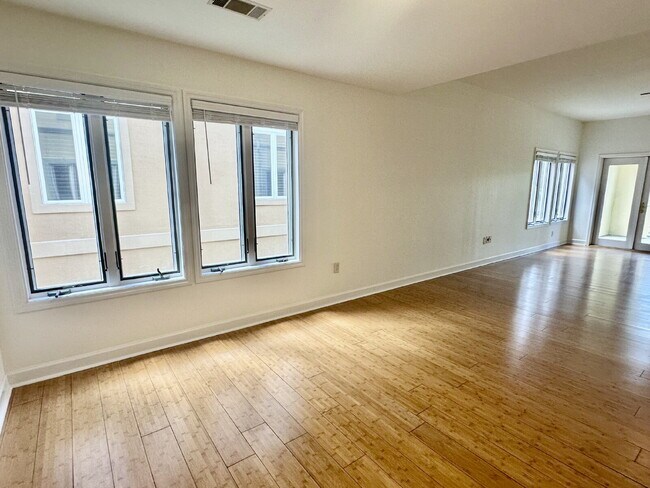 Building Photo - Beautiful Two Bedroom Townhome Located in Bluffton Village!