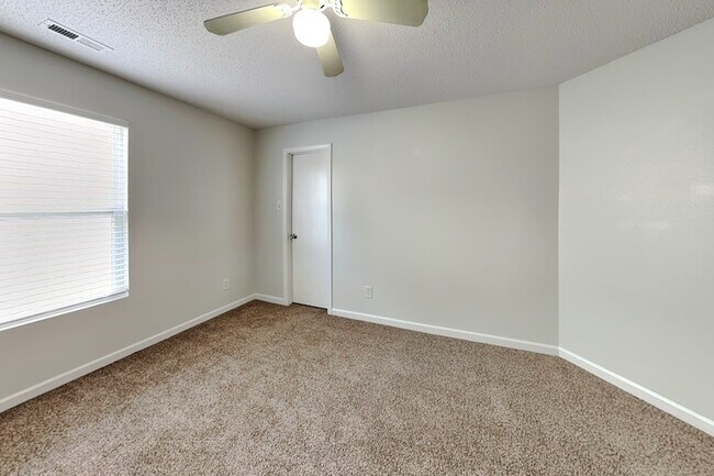 Building Photo - 7030 Maple Park Ln