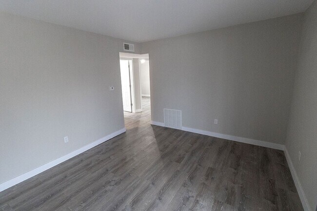 Building Photo - Fully Updated 2 BDR Apartment