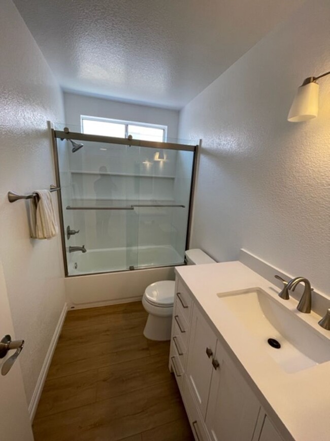 Building Photo - Beautiful 2 bedroom/2 bath end unit condo ...