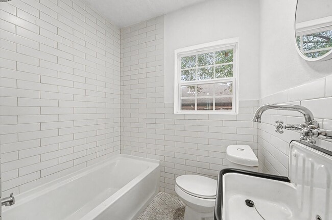 Building Photo - 511 Joyce St