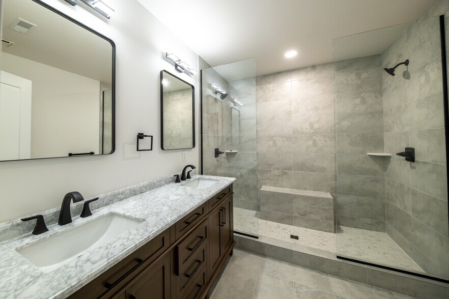 Master Bathroom - 635 W Lakeside Ave