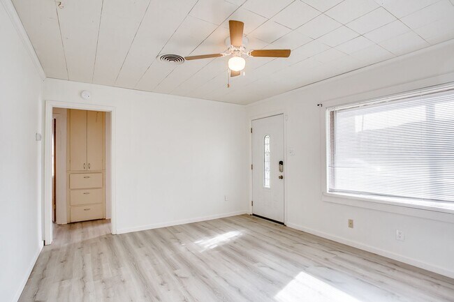 Building Photo - Updated 3 bedroom, 1.5 bath!