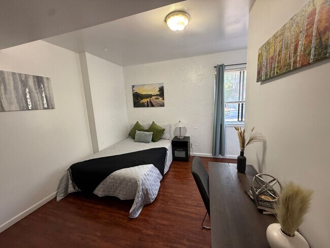 Building Photo - Spacious Furnished Guy Room Downtown ASAP