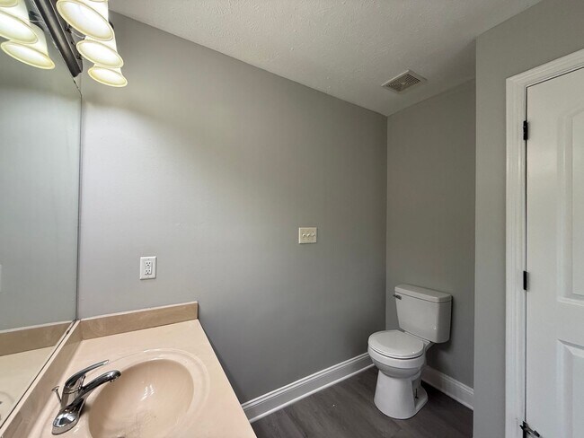 Building Photo - Spacious 3 bedroom, 2 bath house near GM, Magna, and Industrial Park.