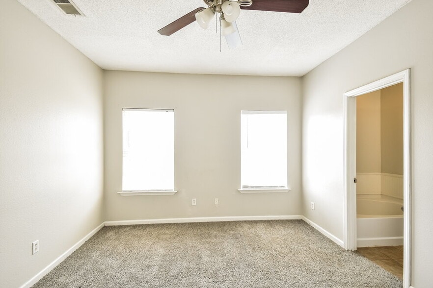 Building Photo - 9885 White Poplar Dr