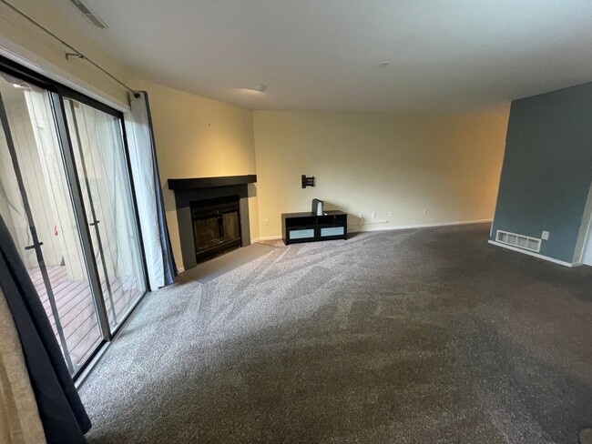 Building Photo - Quiet 1B/1B North Boulder Condo - Availabl...