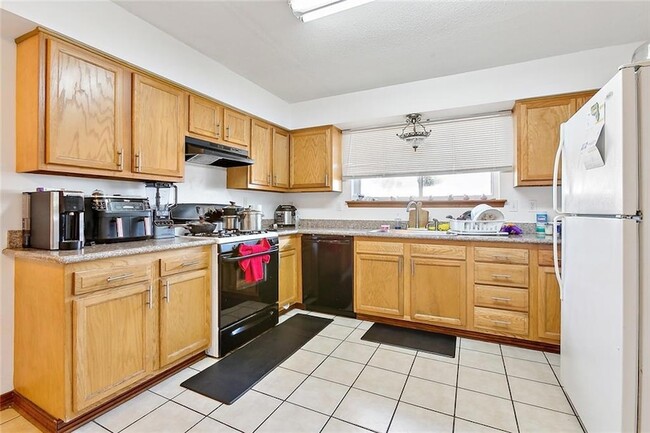 Building Photo - 2204 Gallant Dr