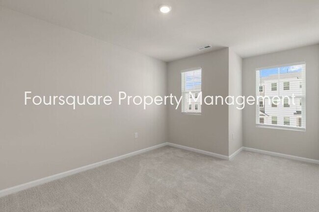 Building Photo - Spacious End-Unit Townhome with 2nd Floor Loft, Screened-In Porch & 2-Car Garage , High-Speed Int...