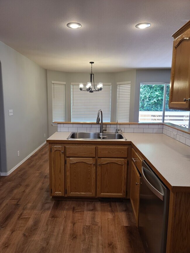 Building Photo - 2056 Doe Dr