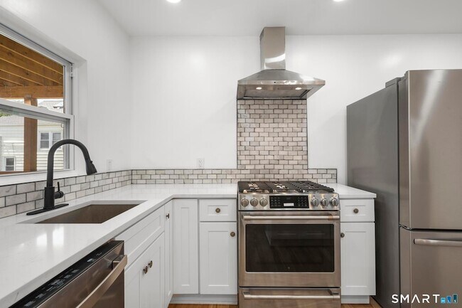 Building Photo - 810 Brewster St