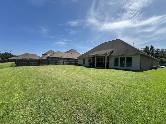Building Photo - 18063 River Landing Dr